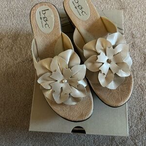 EUC Born Oleander Cream Thing Flower Sandals sz 9
